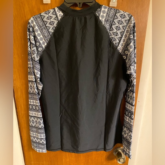 NWT Women’s Black and White Long Sleeve UV Protection Rash Guard Swim Top - Picture 10 of 15